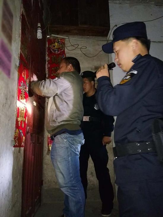 达央乡粗心妈妈误将幼女锁家中 