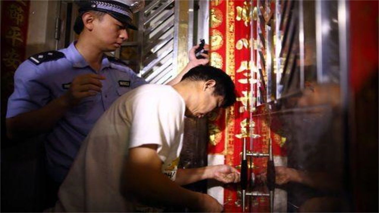 达央乡请开锁师傅开了锁后，师傅